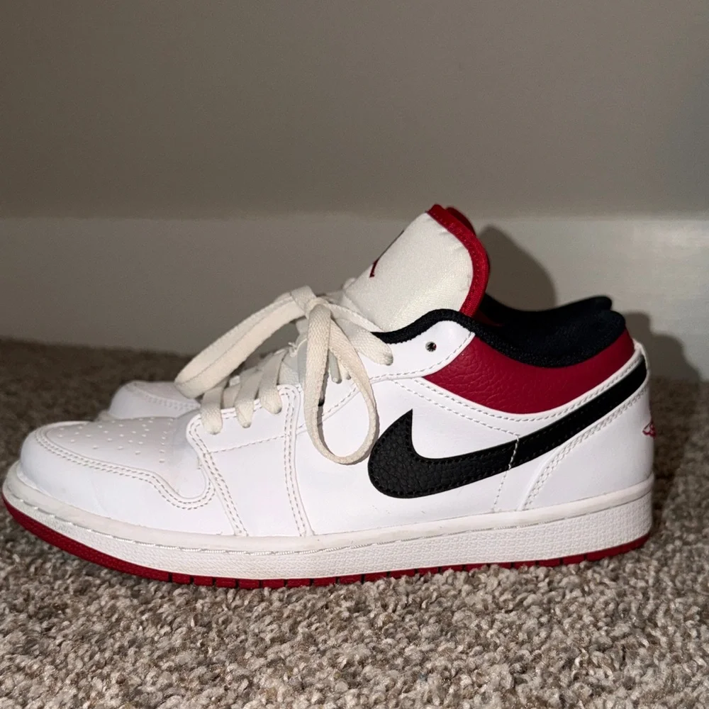 Nike Air Jordan 1 Low Men’s 7.5 Red Black White - Picture 7 of 13